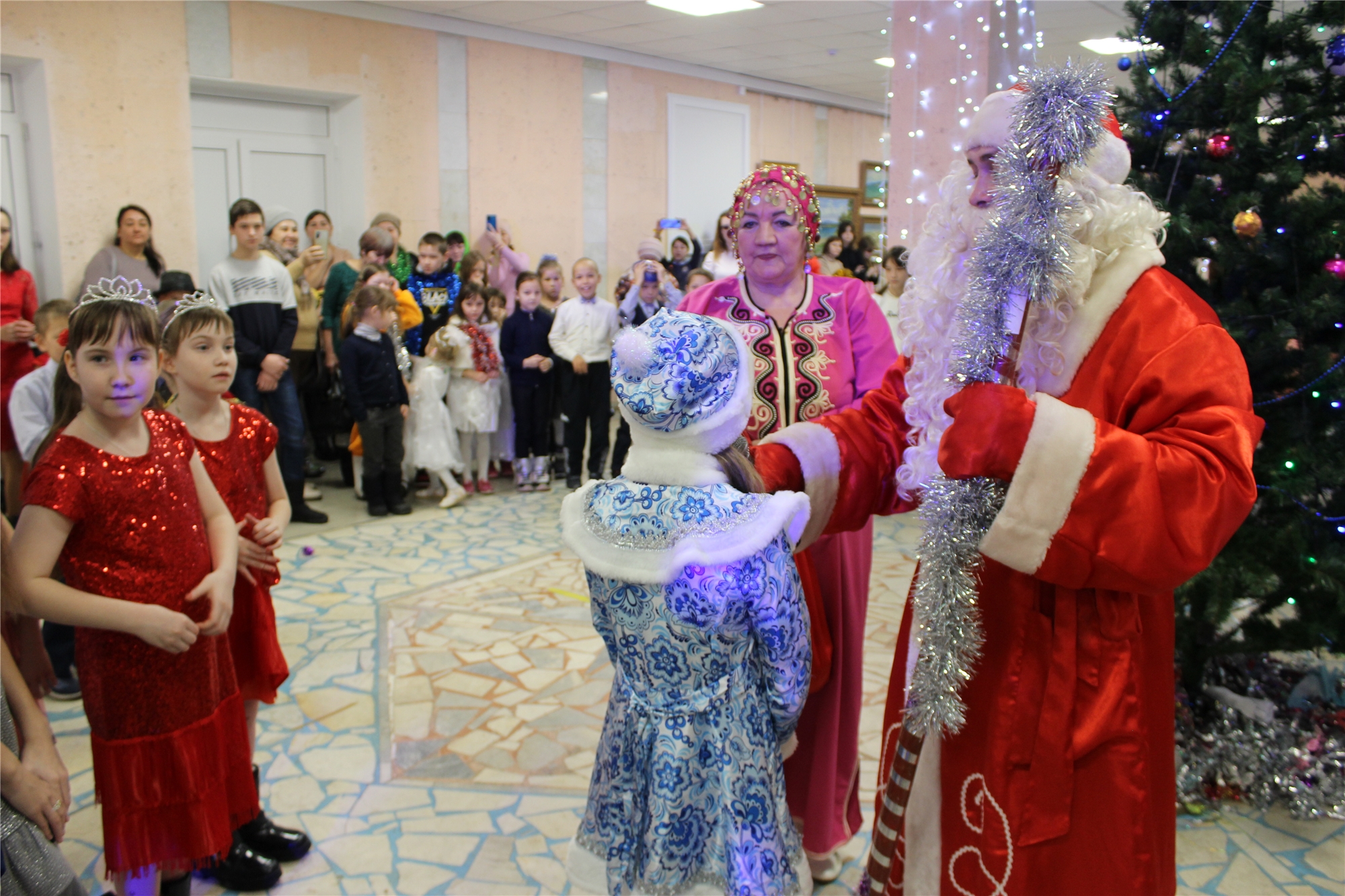 В районном Доме культуры состоялась Новогодняя елка для детей, находящихся  в трудной жизненной ситуации, детей военнослужащих и мобилизованных граждан